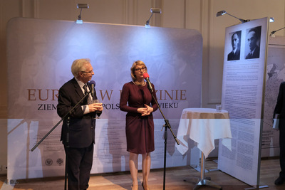 Uroczyste otwarcie wystawy „Europa w rodzinie…” w Ognisku Polskim w Londynie, 5 marca 2018 r. Jan Ledochowski i kurator wystawy dr Agnieszka Łuczak. Fot. Teodor Jeske-Choiński