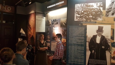 Zwiedzanie wystawy stałej Muzeum Powstania Wielkopolskiego 1918-1919. Fot. M. Szczesiak-Ślusarek