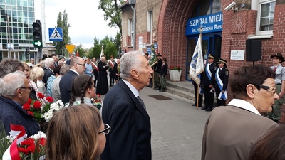Uroczystość pod tablicą na gmachu szpitala im. F. Raszei