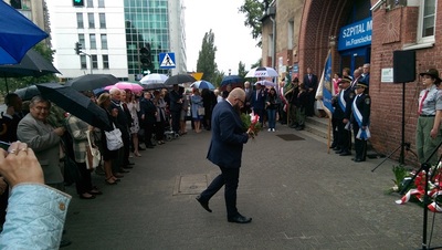 Uroczystość pod tablicą na gmachu szpitala im. F. Raszei