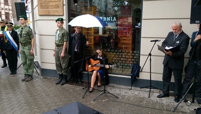 Uroczystość pod tablicą upamietniającą Romka Strzałkowskiego