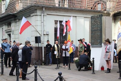Uroczystość pod tablicą pamiątkową ZNTK S.A. na ul. Roboczej