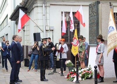 Uroczystość pod tablicą pamiątkową ZNTK S.A. na ul. Roboczej