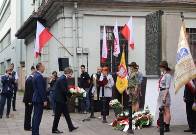 Uroczystość pod tablicą pamiątkową ZNTK S.A. na ul. Roboczej