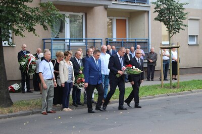 Uroczystość pod tablicą pamiątkową ZNTK S.A. na ul. Roboczej