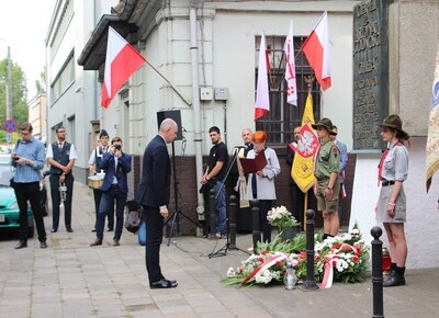 Uroczystość pod tablicą pamiątkową ZNTK S.A. na ul. Roboczej