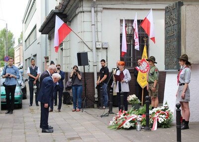 Uroczystość pod tablicą pamiątkową ZNTK S.A. na ul. Roboczej