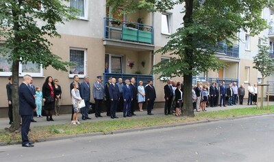 Uroczystość pod tablicą pamiątkową ZNTK S.A. na ul. Roboczej