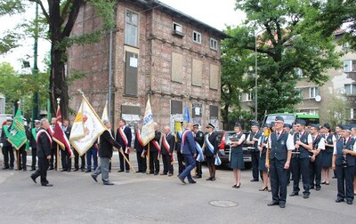 Uroczystość pod tablicą pamiątkową przy dawnej zajezdni MPK na ul. Gajowej