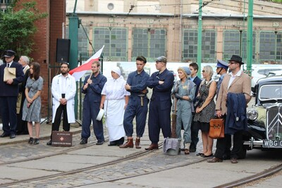 Uroczystość pod tablicą pamiątkową przy dawnej zajezdni MPK na ul. Gajowej