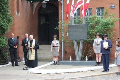 Uroczystość pod tablicą pamiątkową przy dawnej zajezdni MPK na ul. Gajowej