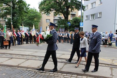 Uroczystość pod tablicą pamiątkową przy dawnej zajezdni MPK na ul. Gajowej