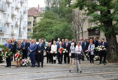 Uroczystość pod tablicą pamiątkową przy dawnej zajezdni MPK na ul. Gajowej