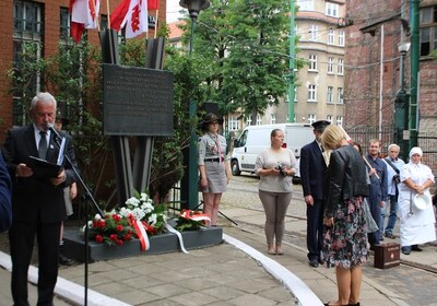 Uroczystość pod tablicą pamiątkową przy dawnej zajezdni MPK na ul. Gajowej