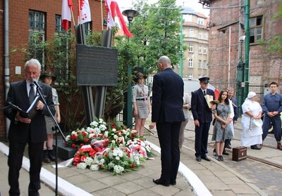 Uroczystość pod tablicą pamiątkową przy dawnej zajezdni MPK na ul. Gajowej