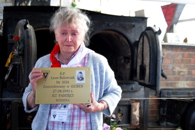 Przywracanie pamięci, Memoriał, w tle krematorium