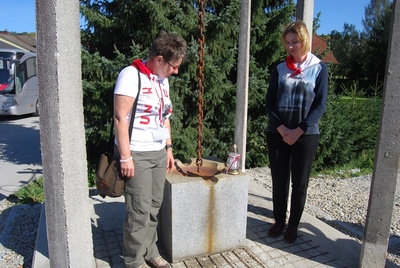Pomnik przy Schleppbahnbrücke