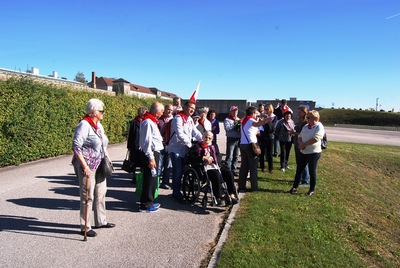Delegacja polska przy pozostałościach po obozie dla jeńców radzieckich