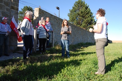 Wejście na polanę, na której we wrześniu 1944 r. Niemcy umieścili w namiotach Powstańców Warszawskich