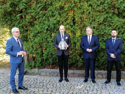 Uroczystość w Forcie VII: Tomasz Łęcki, dyrektor Wielkopolskiego Muzeum Niepodległości, Rafał Reczek, dyrektor IPN Oddział w Poznaniu, Marek Woźniak, Marszałek Województwa Wielkopolskiego i Piotr Bernatowicz, prezes Radia Poznań