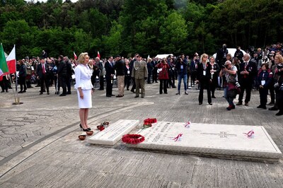 Anna Maria Anders, córka gen. Władysława Andersa przed grobem rodziców