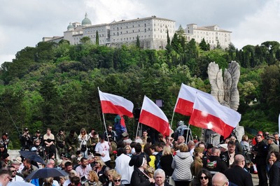 Delegacja IPN i SRPOOK. W tle klasztor na Monte Cassino. Uroczystości upamiętniające 75. rocznicę bitwy