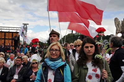 Uczestnicy Wyjazdu Pamięci podczas oficjalnych uroczystości upamiętniających 75. rocznicę bitwy o Monte Cassino
