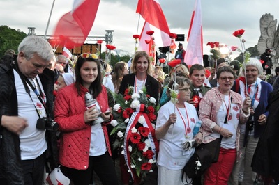 Uczestnicy Wyjazdu Pamięci na czele z pracownikami IPN w Poznaniu składają kwiaty podczas uroczystości upamiętniających 75. rocznicę bitwy o Monte Cassino