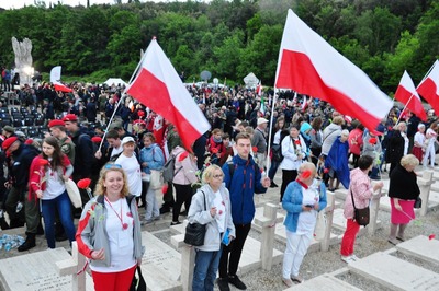 Uczestnicy Wyjazdu Pamięci składają maki na grobach polskich żołnierzy podczas uroczystości upamiętniających 75. rocznicę bitwy o Monte Cassino