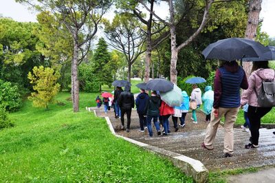 Uczestnicy Wyjazdu Pamięci w drodze na polski Cmentarz Wojenny w Loreto