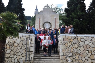 Uczestnicy na polskim Cmentarzu Wojennym w Loreto, na którym pochowano poległych żołnierzy 2 Korpusu Polskiego walczącego we Włoszech