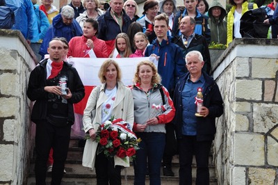 Uczestnicy na polskim Cmentarzu Wojennym w Loreto, na którym pochowano poległych żołnierzy 2 Korpusu Polskiego walczącego we Włoszech