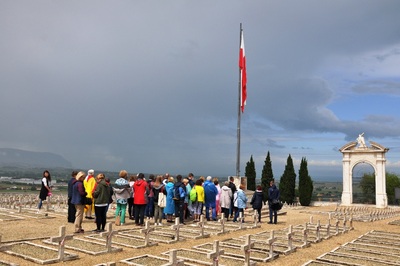 Uczestnicy na polskim Cmentarzu Wojennym w Loreto, na którym pochowano poległych żołnierzy 2 Korpusu Polskiego walczącego we Włoszech