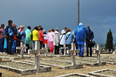 Uczestnicy na polskim Cmentarzu Wojennym w Loreto, na którym pochowano poległych żołnierzy 2 Korpusu Polskiego walczącego we Włoszech