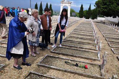 Uczestnicy Wyjazdu Pamięci nad grobami polskich Bohaterów na cmentarzu w Loreto
