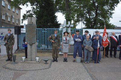 Pod tablicą pamiątkową przy bramie Fabryki Pojazdów Szynowych (dawna W3) H. Cegielski