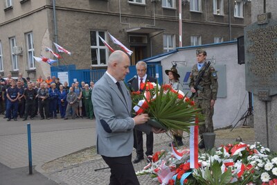 Pod tablicą pamiątkową przy bramie Fabryki Pojazdów Szynowych (dawna W3) H. Cegielski