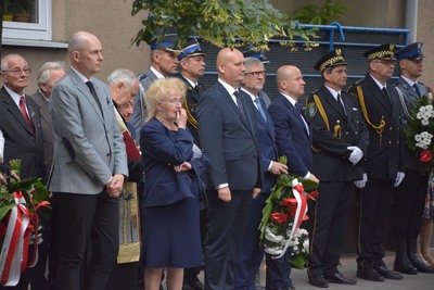 Pod tablicą pamiątkową przy ZNTK S.A. na ul. Roboczej