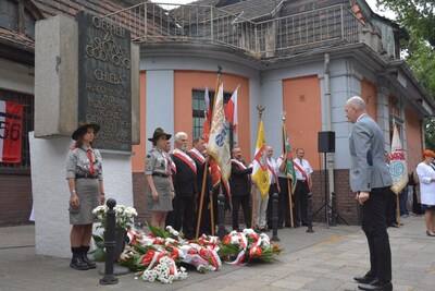 Pod tablicą pamiątkową przy ZNTK S.A. na ul. Roboczej