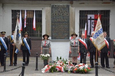 Pod tablicą pamiątkową przy ZNTK S.A. na ul. Roboczej
