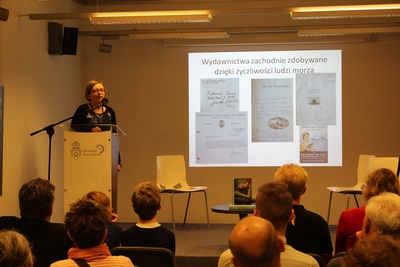 Barbara Ksit z Biblioteki Raczyńskich omawia spuściznę Jerzego Pertka. Fot. Marta Sankiewicz