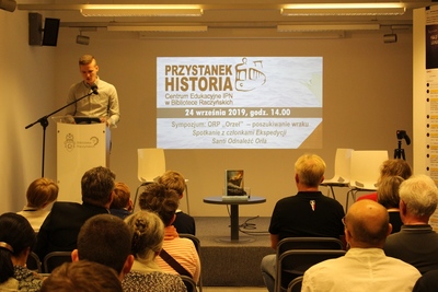 Konrad Urbański z Wydawnictwa Zysk i Spółka zaprezentował wznowioną publikację Jerzego Pertka „Wielkie dni małej floty”. Fot. Marta Sankiewicz