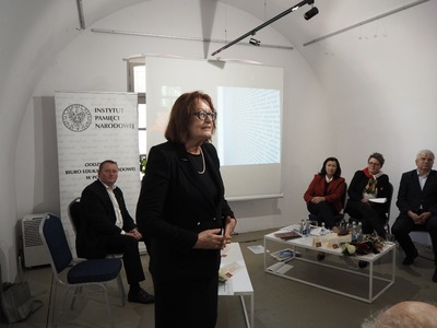 Dr Anna Jagodzińska, w tle od lewej strony: Krzysztof Płonka, Zofia Dobrowolska, Elżbieta Rybarska, Jerzy Osypiuk. Fot. Marta Szczesiak-Ślusarek