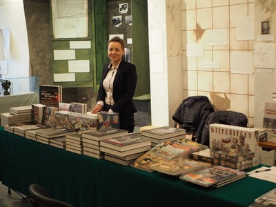 Monika Podobińska, stoisko z wydawnictwami IPN. Fot. Marta Szczesiak-Ślusarek