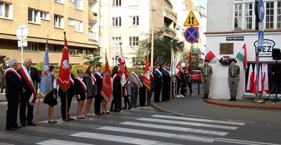 Uroczystości pod tablicą Petera Mansfelda.