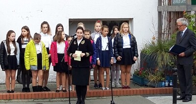 Ambasador Węgier Orsolya Zsuzsanna Kovács przemawia podczas uroczystości 63. rocznicy Powstania Węgierskiego 1956 r.