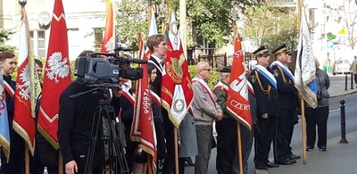Uroczystości pod tablicą Petera Mansfelda.