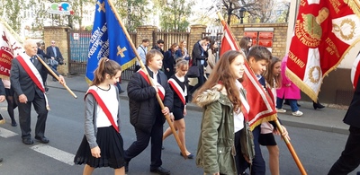 Przejście pod tablicę Romka Strzałkowskiego.
