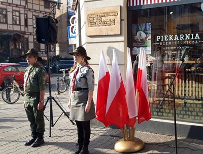 Uroczystości pod tablicą Romka Strzałkowskiego.