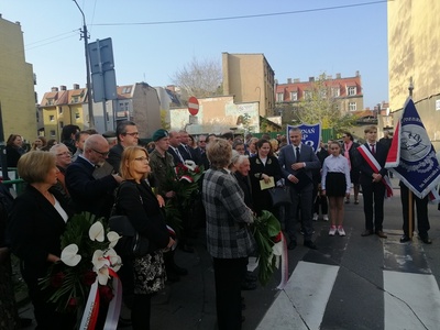 Uroczystości pod tablicą Petera Mansfelda.